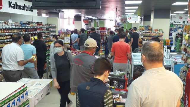 Tekirdağda marketlerde son saat kuyruğu