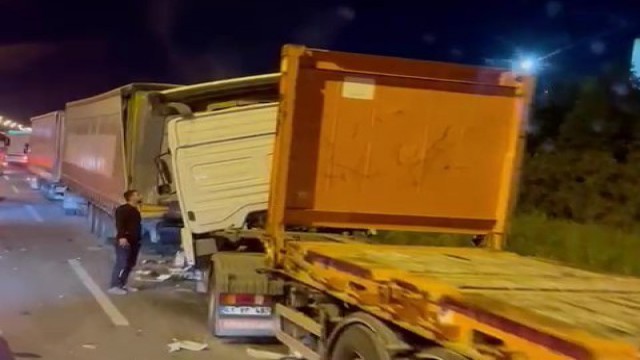 TEM Otoyolunda 3 tır birbirine girdi:1 ağır yaralı