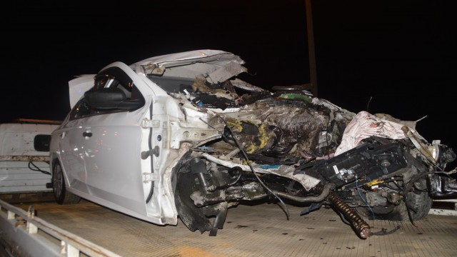 TEM Otoyolunda bariyerlere saplanan otomobil sürücüsü hayatını kaybetti