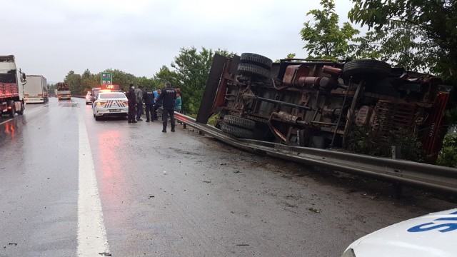 TEMde hafif ticari araçla çarpışan kamyon devrildi: 3 yaralı