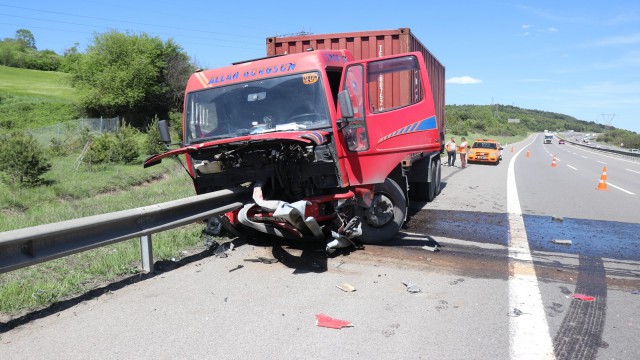TEMde kamyon bariyere ok gibi saplandı: 1 yaralı