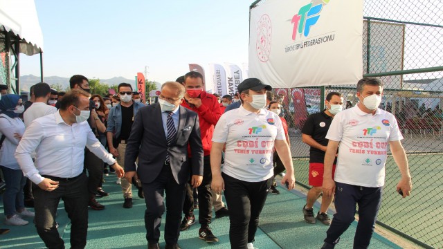 Tenisçiler Cudi Dağı eteklerinde final için ter döküyor