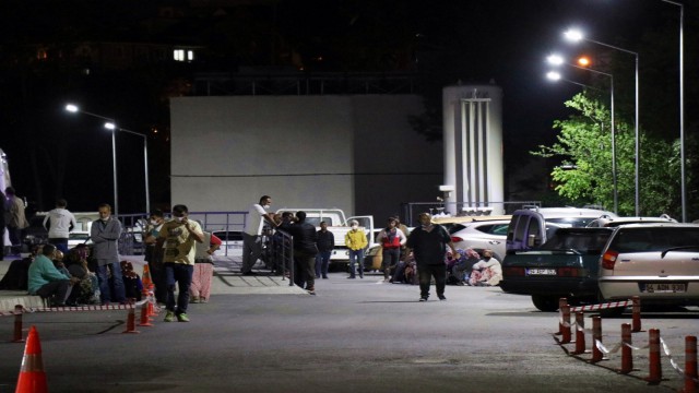 Tinerle oynarken canlarından oluyorlardı