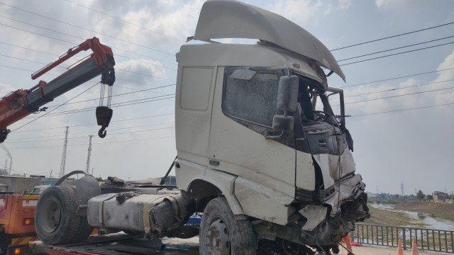 Tır dereye düştü, şans eseri yaralı kurtuldu