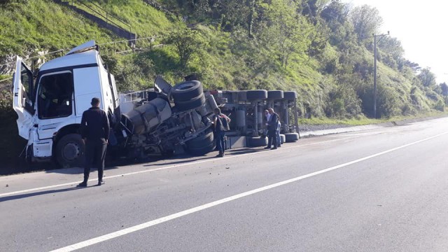 Tır devrildi, tonlarca mıcır yola saçıldı
