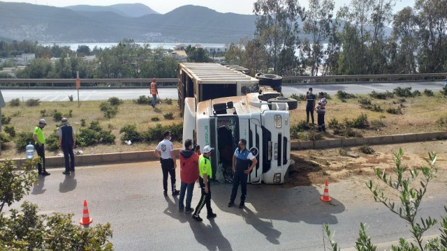 Tır virajı alamayınca yan yattı 1 kişi yaralandı