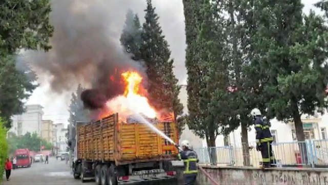 Tırdaki atıklar yangına neden oldu