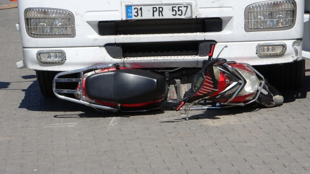 Tırın altında kalan elektrikli bisiklet sürücüsü hayatını kaybetti