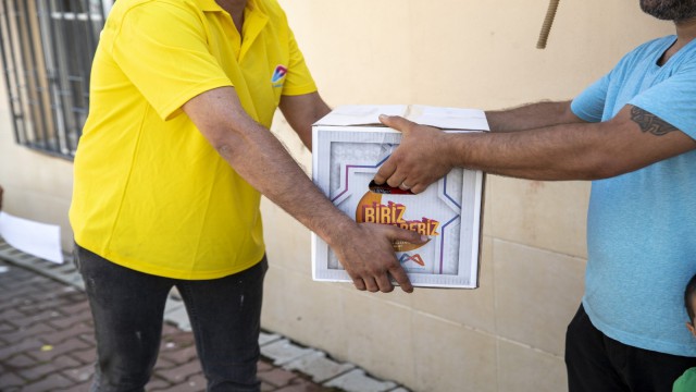 Tiyatro ve orkestra sanatçıları da dar gelirliler için seferber oldu