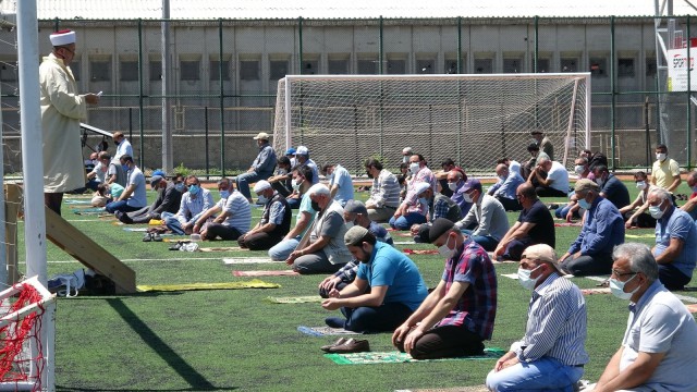 Tokatta Cuma namazını stadyumda kılındı