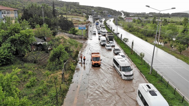 Tokatta sağanak ve dolu yağış hayatı olumsuz etkiledi