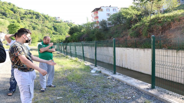 Top oynarken ırmağa düşen çocuk yaralandı
