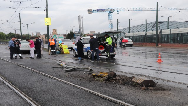 Topkapıda otomobil tramvay yoluna girdi, seferler aksadı