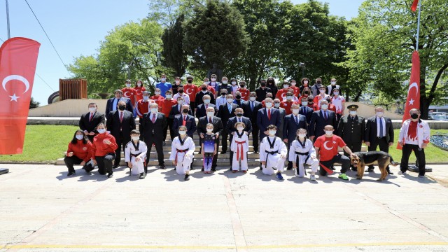 Toplu fotoğraf çekimine davetsiz misafir