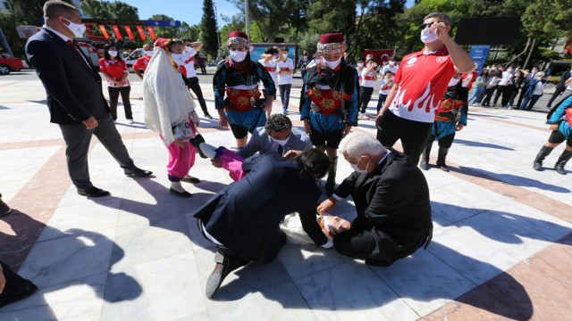 Törende bayılan çocuklara ilk müdahale doktor başkandan