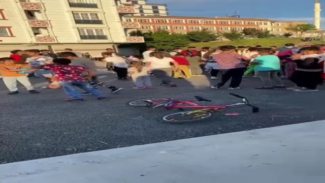 Trafiğe kapalı yola giren otomobil 11 yaşındaki çocuğa çarptı