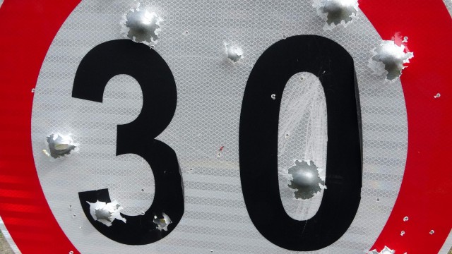 Trafik tabelaları magandaların hedef tahtası oldu