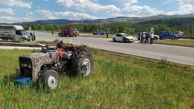Traktör ile otomobil çarpıştı: 5 yaralı