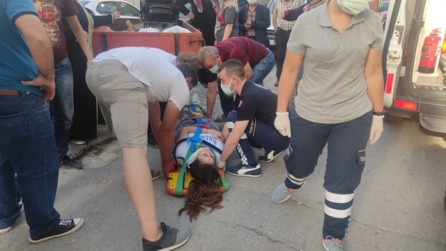 Traktörün römorkunda düşerek ağır yalandı