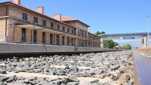 Tren garı ve otobüs terminali sessizlik içerisinde yeni kararları bekliyor