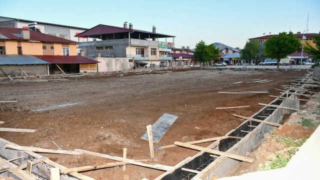 Tufanbeyliye iki yeni halı saha