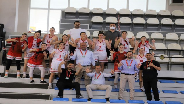 Turgutlu Belediyesinin kadın basketbolcuları grup maçlarını namağlup tamamladı