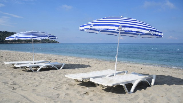 Turizm kenti Kuşadasında plajlar misafirlerini bekliyor