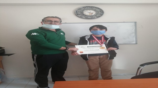 Türkiye Matematik Yarışmasında 1 altın, 2 gümüş, 3 bronz madalyayla döndüler
