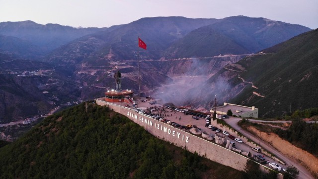 Türkiyenin en büyük Atatürk heykelinde şampiyonluk kutlaması