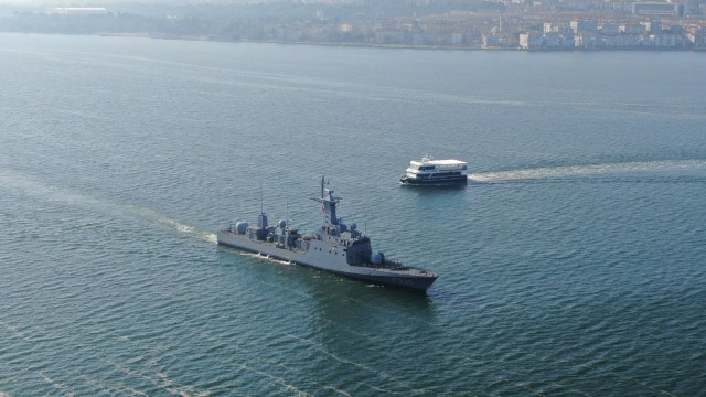 Türkiyenin en geniş çaplı deniz tatbikatı başladı, savaş gemileri birer birer denize açıldı
