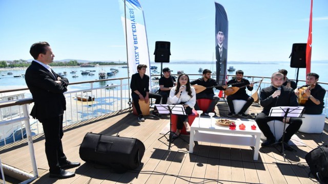 Tuzlalı gençler, Atatürkün sevdiği şarkıları söyledi