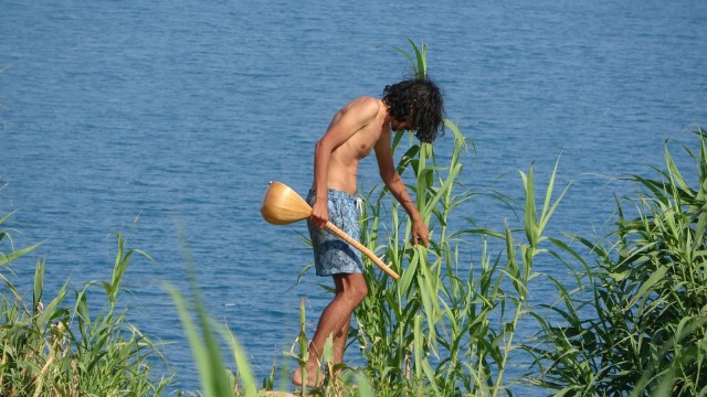Uçurumun kıyısında eline aldığı sazla bekleyen genç polise 5 saat ecel teri döktürdü