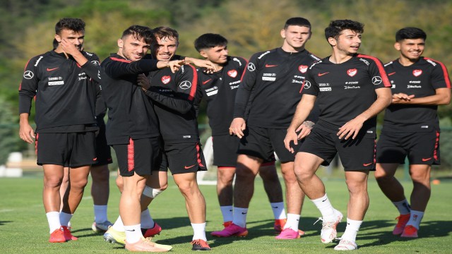 Ümit Milli Futbol Takımı çalışmalarını Rivada sürdürüyor
