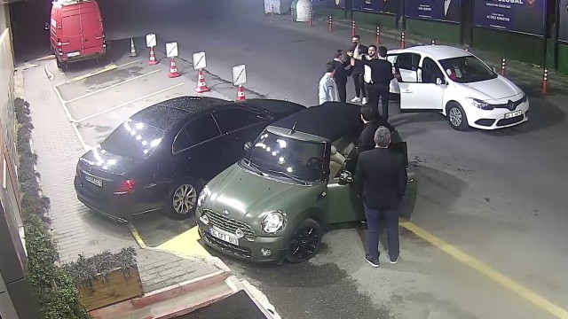 Ünlü futbol yorumcusu Uğur Karakullukçuya saldırı girişimi kamerada