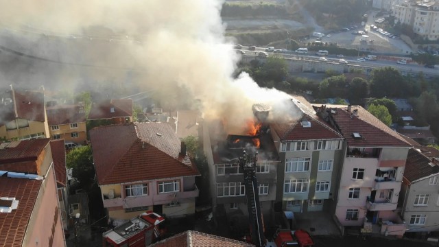 Üsküdarda korkutan yangın: Yükselen alevler bina ve dairelere sıçradı