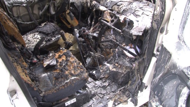 Üsküdarda otomobili gözleri önünde alev topuna döndü