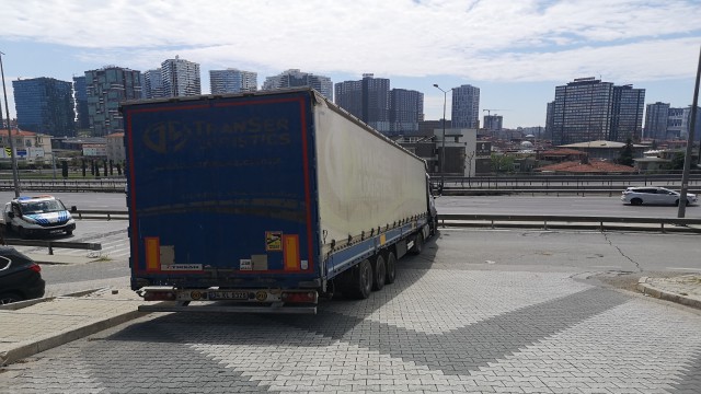 Üsküdarda yağmurdan dolayı kayganlaşan yolda kayan tır yolu kapattı