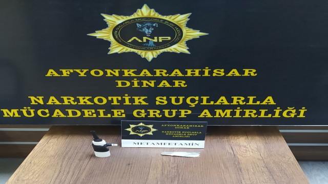 Üstlerinde uyuşturucu çıkan 2 şahıs gözaltına alındı