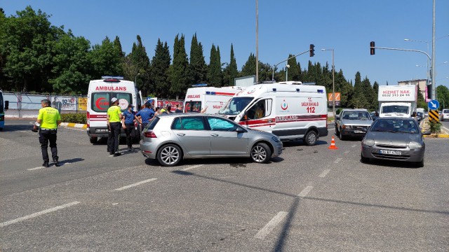 Vakaya giden ambulans otomobille çarpıştı: 1 yaralı