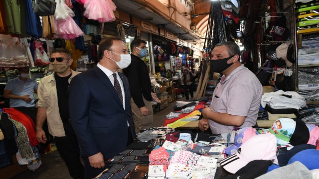 Vali açılma öncesi çarşı esnafını ziyaret etti