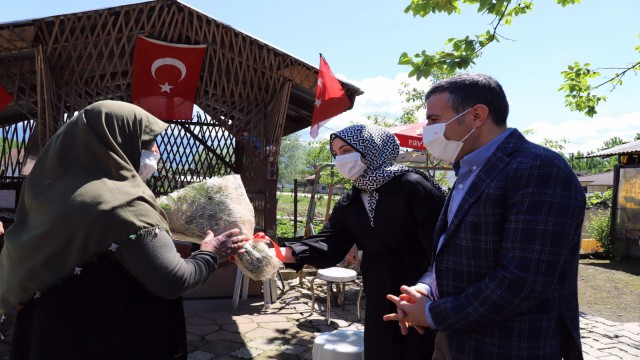 Vali Atay ve eşi şehit annelerini unutmadı