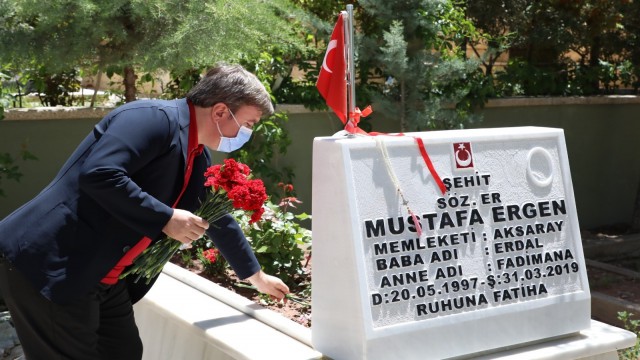 Vali Aydoğdudan Şehitliğe bayram ziyareti