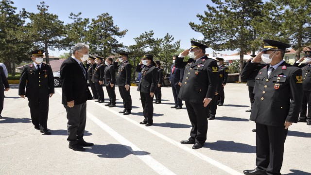 Vali Ayyıldız, bayram mesaisi yapan personelleri ziyaret etti