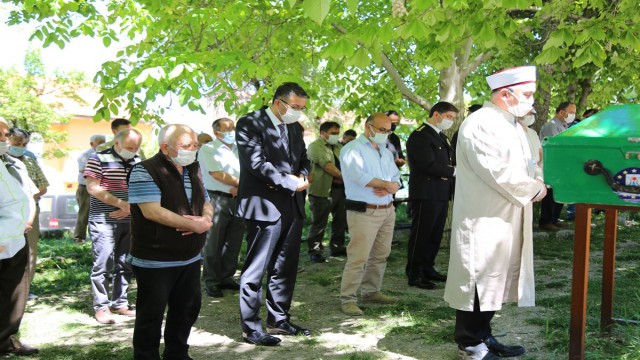 Vali Çelik, Münevver Özkalayın cenaze namazına katıldı