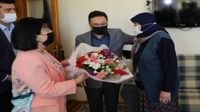 Vali Çiçek huzurevinde kalan anneler ile şehit annelerini unutmadı