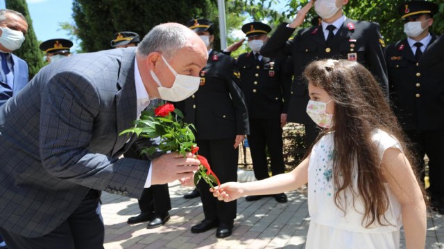 Vali Coşkundan şehitlik ziyareti