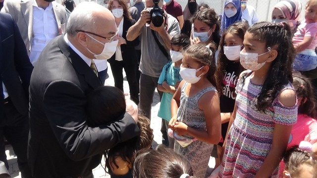 Vali Köşger, depremzedelerle bayramlaştı