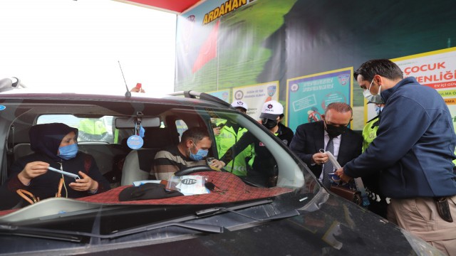 Vali Öner, trafik haftasında sürücülere maske dağıttı