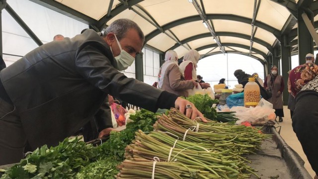 Vali semt pazarını denetledi