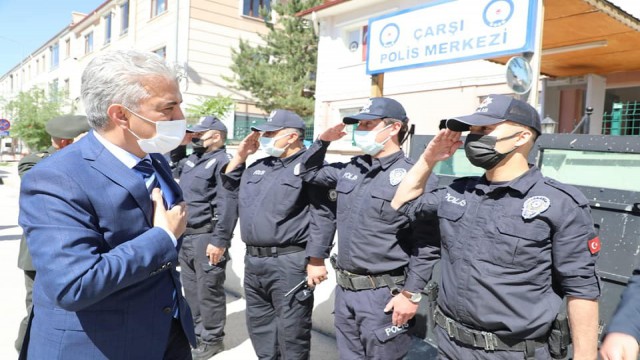 Validen görev başındaki personele bayram ziyareti